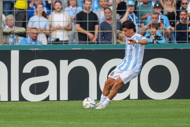 Tunay Deniz (TSV 1860 Muenchen, 10) beim Freistoss, GER, TSV 1860 Muenchen vs. Holstein Kiel, Fussball, DFB-Pokal, 1. Runde, Saison 2026 2027, 22.08.2026, DFL REGULATIONS PROHIBIT ANY USE OF PHOTOGRAPHS AS IMAGE SEQUENCES, GER, TSV 1860 Muenchen vs. Holstein Kiel, Fussball, DFB-Pokal, 1. Runde, Saison 2026 2027, 22.08.2026 Muenchen *** Tunay Deniz, TSV 1860 Munich, No. 10 taking a free kick, GER, TSV 1860 Munich vs. Holstein Kiel, Soccer, DFB Cup, 1st Round, 2026–2027 Season, August 22, 2026, DFL regulations prohibit any use of photographs as image sequences, GER, TSV 1860 Munich vs. Holstein Kiel, soccer, DFB Cup, Round 1, 2026–2027 season, August 22, 2026, Munich Copyright: xEibner-Pressefoto JennixMaulx EP_JML