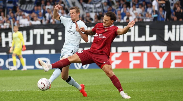 2026.08.22, Deutschland, Aspach Fußball SG Sonnenhof Großaspach vs. Arminia Bielefeld, v.l. Arne Sicker (Bielefeld), Niklas Pollex (Großaspach) Großaspach) *** August 22, 2026, Germany, Aspach Soccer: SG Sonnenhof Großaspach vs. Arminia Bielefeld; from left: Arne Sicker (Bielefeld), Niklas Pollex (Großaspach)