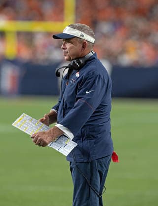 August 22, 2026, Denver, Colorado, USA: Broncos HC SEAN PEYTON looks on from the sidelines during the 1st. Half at Empower Field at Mile High Friday evening. Packers beat the Broncos in Pre-Season 33-13. Credit Image: ZUMA Press Wire) Denver USA - ZUMAav4_ 20260822_zaf_av4_006 Copyright: xHectorxAcevedox