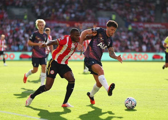 22nd August 2026; Gtech Community Stadium, Brentford, London, England; Premier League Football, Brentford versus Tottenham Hotspur; Marcos Senesi of Tottenham Hotspur under pressure from Dango Ouattara of Brentford JohnxPatrickxFletcher