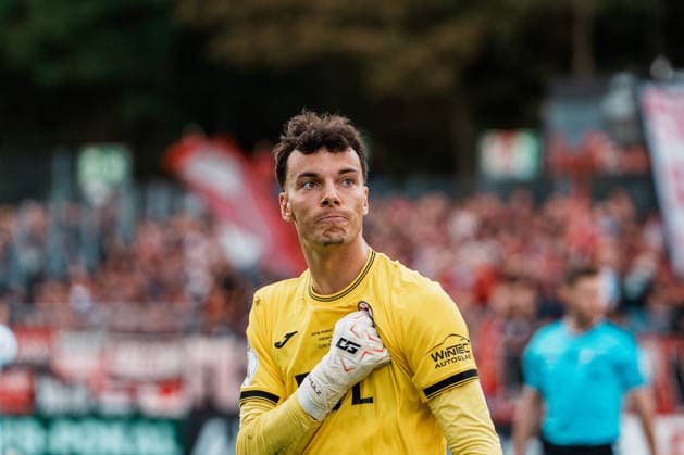 Deutschland, Köln (Sportpark Höhenberg): DFB-Pokal, 1. Runde, FC Viktoria Köln - 1. FC Nürnberg, Arne Schulz (FC Viktoria Köln, 1) Jubel Elfmeterschießen, Emotionen Copyright: xThiemoxRudolphx