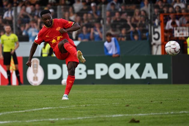 22.08.2026, xjhx, Fussball DFB Pokal 1.Runde, Eintracht Trier - RB Leipzig v.l. Ridle Baku (RB Leipzig) Torschuetze, erzielt das Tor, Treffer, scores the goal 0:3 Trier *** August 22, 2026, xjhx, Soccer DFB Cup First Round, Eintracht Trier vs. RB Leipzig, Ridle Baku (RB Leipzig) Goal Scorers, scores the goal, 0-3 Trier