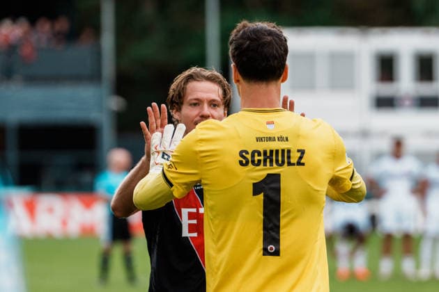 Deutschland, Köln (Sportpark Höhenberg): DFB-Pokal, 1. Runde, FC Viktoria Köln - 1. FC Nürnberg, Tobias Eisenhuth (FC Viktoria Köln, 6) Jubel Elfmeterschießen, Emotionen nach Tor, Arne Schulz (FC Viktoria Köln, 1) *** Germany, Cologne, Sportpark Höhenberg, DFB Cup, 1st Round, FC Viktoria Cologne 1, FC Nuremberg, Tobias Eisenhuth (FC Viktoria Cologne), 6, Celebrations, Penalty shootout, Emotions after a goal, Arne Schulz (FC Viktoria Cologne), 1 Copyright: xThiemoxRudolphx