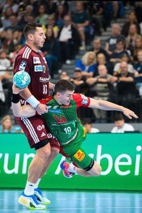 Muenchen: HBL Super Cup 2026 - SC Magdeburg - Fuechse Berlin v. li. im Zweikampf Mijajlo Marsenic (Berlin) und Elvar Oern Jonsson (SC Magdeburg) Muenchen SAP Garden Bayern Deutschland *** Munich HBL Super Cup 2026: SC Magdeburg vs. Füchse Berlin—Mijajlo Marsenic (Berlin) and Elvar Oern Jonsson (SC Magdeburg) go head-to-head at the SAP Garden in Munich, Bavaria, Germany