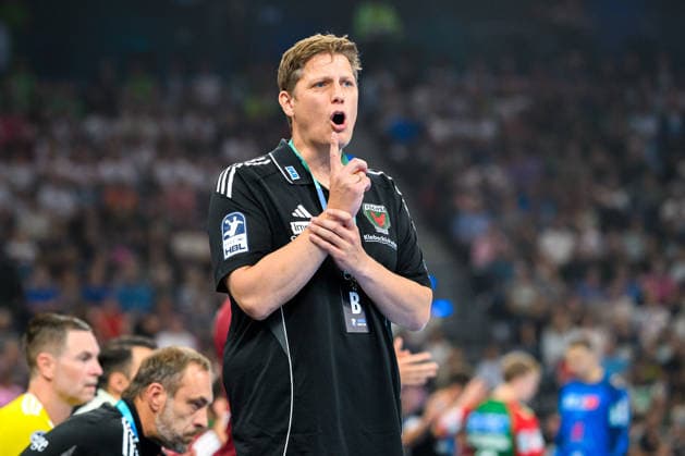 Muenchen: HBL Super Cup 2026 - SC Magdeburg - Fuechse Berlin Trainer Nicolej Krickau (Berlin) Gestik Geste gestikuliert Muenchen SAP Garden Bayern Deutschland *** Munich HBL Super Cup 2026 SC Magdeburg Fuechse Berlin Coach Nicolej Krickau Berlin Gesture Gesturing Munich SAP Garden Bavaria Germany