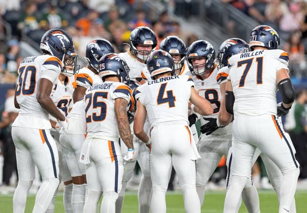 August 22, 2026, Denver, Colorado, USA: Broncos QB SAM EHLINGER give the play to his team mates in the huddle during the 2nd. Half at Empower Field at Mile High Friday evening. Packers beat the Broncos in Pre-Season 33-13. Credit Image: ZUMA Press Wire) Denver USA - ZUMAav4_ 20260822_zaf_av4_018 Copyright: xHectorxAcevedox