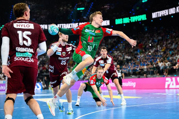 Muenchen: HBL Super Cup 2026 - SC Magdeburg - Fuechse Berlin v.li. Tobias Grondahl (Berlin), Gisli Thorgeir Kristjansson (SC Magdeburg) Muenchen SAP Garden Bayern Deutschland *** Munich HBL Super Cup 2026: SC Magdeburg vs. Füchse Berlin; Tobias Grondahl (Berlin), Gisli Thorgeir Kristjansson (SC Magdeburg); Munich SAP Garden, Bavaria, Germany