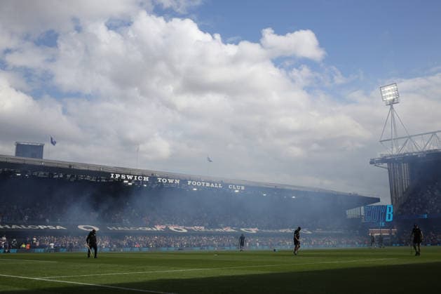 Ipswich Town v Sunderland 22 August 2026 Ipswich, Premier League Football - Ipswich Town v Sunderland - a general view of Portman Road as the smoke clears - (Photo by Mark Leech). Ipswich UK *** Ipswich Town gegen Sunderland, 22. August 2026, Ipswich, Premier League – Fußball: Ipswich Town gegen Sunderland – Gesamtansicht der Portman Road, nachdem sich der Rauch verzogen hat. Foto: Mark Leech, Ipswich, Großbritannien  Copyright: xMarkxLeechxOffside