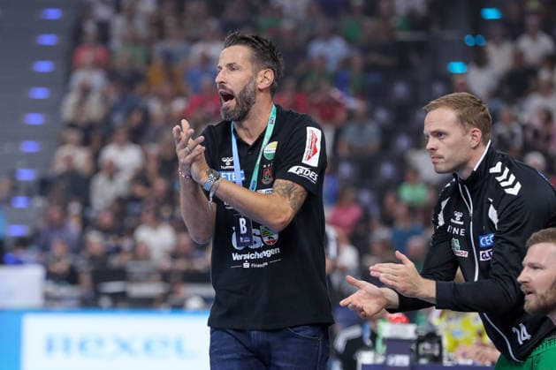 22.08.2026, xgox, Handball - Rexel Super-Cup, SC Magdeburg - Füchse Berlin emspor, v.l. Bennet Wiegert (Magdeburg, Trainer) gibt Anweisungen, gestikuliert mit den Armen, gesticulate, gives instructions München *** August 22, 2026, xgox, Rexel Super Cup Handball, SC Magdeburg vs. Füchse Berlin emspor, from left: Bennet Wiegert (Magdeburg), coach giving instructions, gesturing with his arms, gesticulate, gives instructions, Munich