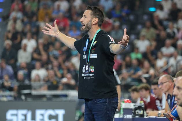 22.08.2026, xgox, Handball - Rexel Super-Cup, SC Magdeburg - Füchse Berlin emspor, v.l. Bennet Wiegert (Magdeburg, Trainer) gibt Anweisungen, gestikuliert mit den Armen, gesticulate, gives instructions München *** August 22, 2026, xgox, Rexel Super Cup Handball, SC Magdeburg vs. Füchse Berlin emspor, from left: Bennet Wiegert (Magdeburg), coach giving instructions, gesturing with his arms, gesticulate, gives instructions, Munich
