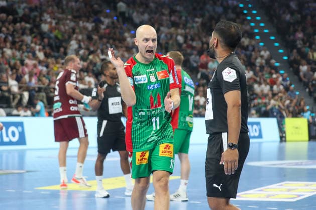 22.08.2026, xgox, Handball - Rexel Super-Cup, SC Magdeburg - Füchse Berlin emspor, v.l. Daniel Pettersson (Magdeburg, 11) diskutiert mit Schiedsrichter, Schiri, referee München *** August 22, 2026, xgox, Rexel Super Cup Handball, SC Magdeburg vs. Füchse Berlin emspor, from left: Daniel Pettersson (Magdeburg), 11, arguing with the referee, Munich