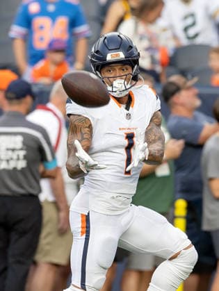 August 22, 2026, Denver, Colorado, USA: Broncos TE EVAN ENGRAM catches a pass during warm-ups in the 1st. Half at Empower Field at Mile High Friday evening. Packers beat the Broncos in Pre-Season 33-13. Credit Image: ZUMA Press Wire) Denver USA - ZUMAav4_ 20260822_zaf_av4_024 Copyright: xHectorxAcevedox