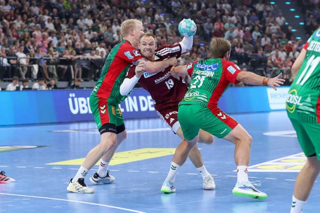 22.08.2026, xgox, Handball - Rexel Super-Cup, SC Magdeburg - Füchse Berlin emspor, v.l. Magnus Saugstrup (Magdeburg, 23) Mathias Gidsel (Berlin, 19) , Zweikampf, Duell, Kampf, tackle München *** August 22, 2026, xgox, Handball Rexel Super Cup, SC Magdeburg vs. Füchse Berlin emspor, from left: Magnus Saugstrup (Magdeburg), 23 Mathias Gidsel (Berlin), 19, one-on-one, duel, battle, tackle, Munich