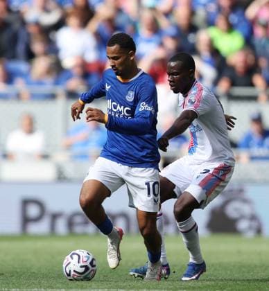 Premier League - Everton v Crystal Palace LIVERPOOL, ENGLAND, AUGUST 22: Iliman Ndiaye of Everton battles for the ball with Tyrick Mitchell of Crystal Palace during the Premier League match between Everton v Crystal Palace at Hill Dickinson Stadium, Liverpool on 22 August. (Photo by Daniel Weir) Liverpool Hill Dickinson Stadium United Kingdom Copyright: xDanielxWeir SportsxPressxPhotox Sportspressphoto_SPR212483