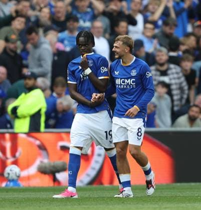 Premier League - Everton v Crystal Palace LIVERPOOL, ENGLAND, AUGUST 22: GOAL 1-0, Kiernan Dewsbury-Hall of Everton goal celebration with Tyrique George of Everton punching the air in delight during the Premier League match between Everton v Crystal Palace at Hill Dickinson Stadium, Liverpool on 22 August. (Photo by Daniel Weir) Liverpool Hill Dickinson Stadium United Kingdom Copyright: xDanielxWeir SportsxPressxPhotox Sportspressphoto_SPR212513