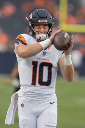 August 22, 2026, Denver, Colorado, USA: Broncos QB BO NIX catches a ball during warm-ups during the 1st. Half at Empower Field at Mile High Friday evening. Packers beat the Broncos in Pre-Season 33-13. Credit Image: ZUMA Press Wire) Denver USA - ZUMAav4_ 20260822_zaf_av4_040 Copyright: xHectorxAcevedox