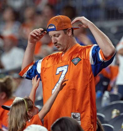 August 22, 2026, Denver, Colorado, USA: A young Broncos fan reaches up to her father to give her a lift during the 2nd. Half at Empower Field at Mile High Friday evening. Packers beat the Broncos in Pre-Season 33-13. Credit Image: ZUMA Press Wire) Denver USA - ZUMAav4_ 20260822_zaf_av4_041 Copyright: xHectorxAcevedox