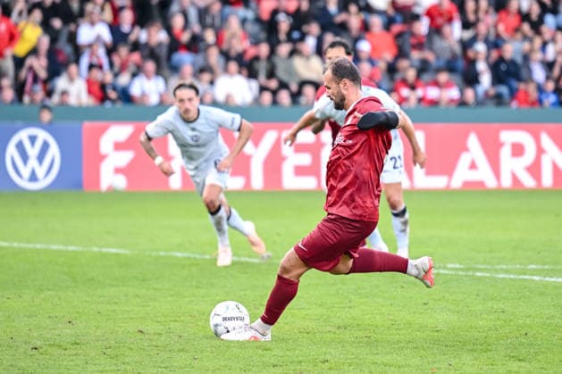 Fabian Eisele (SG Sonnenhof Grossaspach) Elfmeter zum 2:2 waehrend des DFB-Pokal 1 Runde Spiels zwichen SG Sonnenhof Grossaspach v Arminia Bielefeld, Wir machen Druck Arena am 22. August 2026 in Grossaspach, Deutschland. (Foto von Harry Langer DeFodi Images) +++ Fabian Eisele (SG Sonnenhof Grossaspach) scores his team s second goal during the DFB-Pokal 1 Runde match between SG Sonnenhof Grossaspach v Arminia Bielefeld at Wir machen Druck Arena on August 22, 2026 in Grossaspach, Germany. (Photo by Harry Langer DeFodi Images) (Photo by Harry Langer DeFodi Images) DFB DFL REGULATIONS PROHIBIT ANY USE OF PHOTOGRAPHS AS IMAGE SEQUENCES AND OR QUASI-VIDEO. - *** Fabian Eisele of SG Sonnenhof Grossaspach scores a penalty kick to tie the game at 2-2 during the first-round DFB Cup match between SG Sonnenhof Grossaspach and Arminia Bielefeld at the Wir machen Druck Arena on August 22, 2026, in Grossaspach, Germany. Photo by Harry Langer, DeFodi Images. Fabian Eisele of SG Sonnenhof Grossaspach scores his team’s second goal during the DFB Cup first-round match between SG Sonnenhof Grossaspach and Arminia Bielefeld at the Wir machen Druck Arena on August 22, 2026 in Grossaspach, Germany. Photo by Harry Langer, DeFodi Images. Photo by Harry Langer, DeFodi Images. DFB and DFL regulations prohibit any use of photographs as image sequences and or quasi-video.