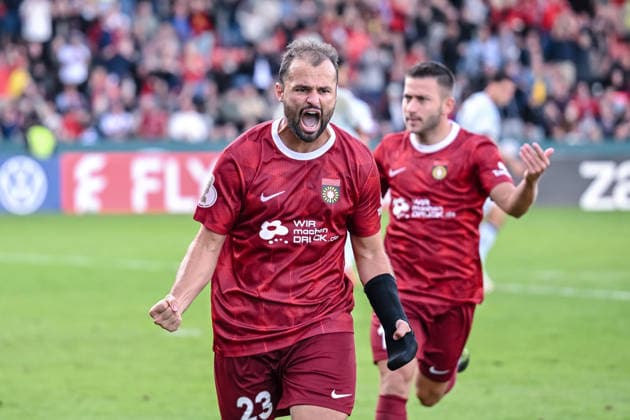 Fabian Eisele (SG Sonnenhof Grossaspach) Torjubel, jubelt mit seiner Mannschaft nach treffer zum 2:2 waehrend des DFB-Pokal 1 Runde Spiels zwichen SG Sonnenhof Grossaspach v Arminia Bielefeld, Wir machen Druck Arena am 22. August 2026 in Grossaspach, Deutschland. (Foto von Harry Langer DeFodi Images) +++ Fabian Eisele (SG Sonnenhof Grossaspach) celebrates after scoring his team s second goal with teammates during the DFB-Pokal 1 Runde match between SG Sonnenhof Grossaspach v Arminia Bielefeld at Wir machen Druck Arena on August 22, 2026 in Grossaspach, Germany. (Photo by Harry Langer DeFodi Images) (Photo by Harry Langer DeFodi Images) DFB DFL REGULATIONS PROHIBIT ANY USE OF PHOTOGRAPHS AS IMAGE SEQUENCES AND OR QUASI-VIDEO. - *** Fabian Eisele of SG Sonnenhof Grossaspach celebrates a goal with his teammates after tying the score at 2-2 during the first-round DFB Cup match between SG Sonnenhof Grossaspach and Arminia Bielefeld, Wir machen Druck Arena on August 22, 2026, in Grossaspach, Germany. Photo by Harry Langer, DeFodi Images. Fabian Eisele of SG Sonnenhof Grossaspach celebrates after scoring his team’s second goal with teammates during the DFB Cup first-round match between SG Sonnenhof Grossaspach and Arminia Bielefeld at the Wir machen Druck Arena on August 22, 2026 in Grossaspach, Germany. Photo by Harry Langer, DeFodi Images. Photo by Harry Langer, DeFodi Images. DFB and DFL regulations prohibit any use of photographs as image sequences and or quasi-video.