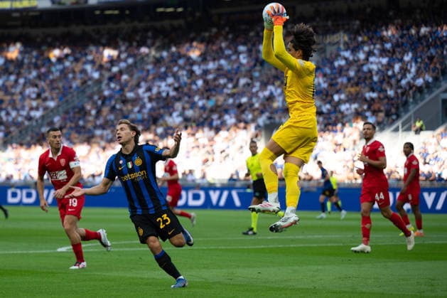 IPA87700707 - Nicolo Barella and Semuel Pizzignacco during the Serie A match between FC Internazionale and AC Monza at Stadio Giuseppe Meazza in Milan, Italy, on August 22, 2026.  Copyright: xFedericoxManoni IPAxSportx xx 87700707