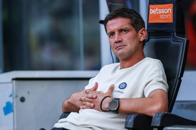 IPA87700722 - Cristian Chivu, head coach of FC Internazionale, watches during the 2026 27 Serie A soccer match between FC Internazionale and AC Monza  Copyright: xFabrizioxCarabelli IPAxSportx xx 87700722