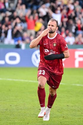 Fabian Eisele (SG Sonnenhof Grossaspach) Torjubel, jubelt nach seinem treffer zum 2:2 waehrend des DFB-Pokal 1 Runde Spiels zwichen SG Sonnenhof Grossaspach v Arminia Bielefeld, Wir machen Druck Arena am 22. August 2026 in Grossaspach, Deutschland. (Foto von Harry Langer DeFodi Images) +++ Fabian Eisele (SG Sonnenhof Grossaspach) celebrates after scoring his team s second goal during the DFB-Pokal 1 Runde match between SG Sonnenhof Grossaspach v Arminia Bielefeld at Wir machen Druck Arena on August 22, 2026 in Grossaspach, Germany. (Photo by Harry Langer DeFodi Images) (Photo by Harry Langer DeFodi Images) DFB DFL REGULATIONS PROHIBIT ANY USE OF PHOTOGRAPHS AS IMAGE SEQUENCES AND OR QUASI-VIDEO. - *** Fabian Eisele of SG Sonnenhof Grossaspach celebrates after scoring his team s second goal to tie the game at 2-2 during the DFB Cup first-round match between SG Sonnenhof Grossaspach and Arminia Bielefeld at the Wir machen Druck Arena on August 22, 2026, in Grossaspach, Germany. Photo by Harry Langer, DeFodi Images. Fabian Eisele of SG Sonnenhof Grossaspach celebrates after scoring his team’s second goal during the DFB Cup first-round match between SG Sonnenhof Grossaspach and Arminia Bielefeld at the Wir machen Druck Arena on August 22, 2026 in Grossaspach, Germany. Photo by Harry Langer, DeFodi Images. Photo by Harry Langer, DeFodi Images. DFB and DFL regulations prohibit any use of photographs as image sequences and or quasi-video.