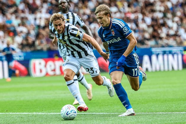 Mergim Vojvoda of Udinese Calcio and Jesus Rodriguez of Como 1907 during the Serie A 2026 2027 football match between Udinese Calcio and Como 1907 at Friuli Bluenergy stadium in Udine (Italy), August 22nd, 2026. CesarexPurini