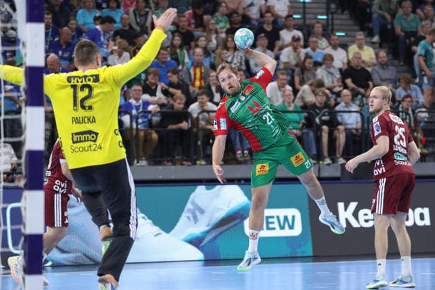 22.08.2026, xgox, Handball, Rexel Supercup 2026, SC Magdeburg - Füchse Berlin, v.l. Albin Lagergren (Magdeburg, 21) wirft Tor, Torschuetze, erzielt Tor, Treffer, scores the goal München *** August 22, 2026, xgox, Handball, 2026 Rexel Supercup, SC Magdeburg vs. Füchse Berlin, from left: Albin Lagergren (Magdeburg), No. 21, takes a shot, goal scorer, scores a goal, Munich