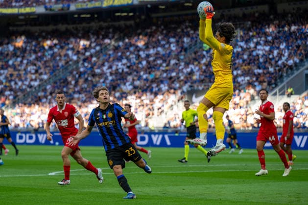 IPA87700792 - Nicolo Barella and Semuel Pizzignacco during the Serie A match between FC Internazionale and AC Monza at Stadio Giuseppe Meazza in Milan, Italy, on August 22, 2026.  Copyright: xFedericoxManoni IPAxSportx xx 87700792