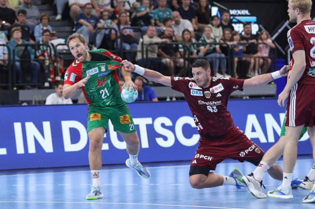 22.08.2026, xgox, Handball, Rexel Supercup 2026, SC Magdeburg - Füchse Berlin, v.l. Albin Lagergren (Magdeburg, 21) Mijajlo Marsenic (Berlin, 93) Zweikampf, Duell, Kampf, tackle München *** August 22, 2026, xgox, Handball, 2026 Rexel Super Cup, SC Magdeburg vs. Füchse Berlin, from left: Albin Lagergren (Magdeburg), 21 Mijajlo Marsenic (Berlin), 93: Tackle, duel, battle, Munich