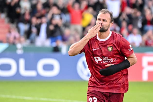 Fabian Eisele (SG Sonnenhof Grossaspach) Torjubel, jubelt nach seinem treffer zum 2:2 waehrend des DFB-Pokal 1 Runde Spiels zwichen SG Sonnenhof Grossaspach v Arminia Bielefeld, Wir machen Druck Arena am 22. August 2026 in Grossaspach, Deutschland. (Foto von Harry Langer DeFodi Images) +++ Fabian Eisele (SG Sonnenhof Grossaspach) celebrates after scoring his team s second goal during the DFB-Pokal 1 Runde match between SG Sonnenhof Grossaspach v Arminia Bielefeld at Wir machen Druck Arena on August 22, 2026 in Grossaspach, Germany. (Photo by Harry Langer DeFodi Images) (Photo by Harry Langer DeFodi Images) DFB DFL REGULATIONS PROHIBIT ANY USE OF PHOTOGRAPHS AS IMAGE SEQUENCES AND OR QUASI-VIDEO. - *** Fabian Eisele of SG Sonnenhof Grossaspach celebrates his goal, which tied the score at 2–2, during the DFB Cup first-round match between SG Sonnenhof Grossaspach and Arminia Bielefeld at the Wir machen Druck Arena on August 22, 2026, in Grossaspach, Germany. Photo by Harry Langer, DeFodi Images. Fabian Eisele of SG Sonnenhof Grossaspach celebrates after scoring his team’s second goal during the DFB Cup first-round match between SG Sonnenhof Grossaspach and Arminia Bielefeld at the Wir machen Druck Arena on August 22, 2026 in Grossaspach, Germany. Photo by Harry Langer, DeFodi Images. Photo by Harry Langer, DeFodi Images. DFB and DFL regulations prohibit any use of photographs as image sequences and or quasi-video.