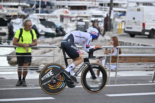 Salida de la Vuelta Ciclista a Espana en Mónaco Un ciclista durante la salida de la Vuelta Ciclista a Espana, a 22 de agosto de 2026, en Mónaco (Francia). La Vuelta Ciclista a Espana 2026 arranca hoy, 22 de agosto, en Mónaco y termina el domingo 13 de septiembre en Granada. Serán 21 etapas, 3.275 km y más de 58.000 metros de desnivel acumulado; por primera vez, la llegada final no será en Madrid, sino en el entorno de la Alhambra. 22 AGOSTO 2026;VUELTA CICLISTA;REALEZA;CICLISMO;BICIS;BICICLETAS;CONTRARRELOJ;SALIDA;PRIMERA ETAPA;MÓNACO;VUELTA;CASINO; Monaco (Francia) Monaco (Francia) Espana *** Start of the Vuelta a Espana in Monaco A cyclist at the start of the Vuelta a Espana on August 22, 2026, in Monaco, France. The 2026 Vuelta a Espana begins today, August 22, in Monaco and ends on Sunday, September 13, in Granada. There will be 21 stages, 3,275 km, and more than 58,000 meters of cumulative elevation gain. For the first time, the final finish will not be in Madrid, but in the vicinity of the Alhambra. AUGUST 22, 2026 CYCLING TOUR ROYALTY CYCLING BIKES BICYCLES TIME TRIAL START FIRST STAGE MONACO TOUR CASINO Monaco France Monaco France Spain  Copyright: xLaurentxCoustx xEuropaxPressx 7726335