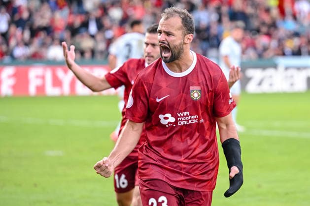 Fabian Eisele (SG Sonnenhof Grossaspach) Torjubel, jubelt nach seinem treffer zum 2:2 waehrend des DFB-Pokal 1 Runde Spiels zwichen SG Sonnenhof Grossaspach v Arminia Bielefeld, Wir machen Druck Arena am 22. August 2026 in Grossaspach, Deutschland. (Foto von Harry Langer DeFodi Images) +++ Fabian Eisele (SG Sonnenhof Grossaspach) celebrates after scoring his team s second goal during the DFB-Pokal 1 Runde match between SG Sonnenhof Grossaspach v Arminia Bielefeld at Wir machen Druck Arena on August 22, 2026 in Grossaspach, Germany. (Photo by Harry Langer DeFodi Images) (Photo by Harry Langer DeFodi Images) DFB DFL REGULATIONS PROHIBIT ANY USE OF PHOTOGRAPHS AS IMAGE SEQUENCES AND OR QUASI-VIDEO. - *** Fabian Eisele of SG Sonnenhof Grossaspach celebrates his goal, which tied the score at 2–2, during the DFB Cup first-round match between SG Sonnenhof Grossaspach and Arminia Bielefeld at the Wir machen Druck Arena on August 22, 2026, in Grossaspach, Germany. Photo by Harry Langer, DeFodi Images. Fabian Eisele of SG Sonnenhof Grossaspach celebrates after scoring his team’s second goal during the DFB Cup first-round match between SG Sonnenhof Grossaspach and Arminia Bielefeld at the Wir machen Druck Arena on August 22, 2026 in Grossaspach, Germany. Photo by Harry Langer, DeFodi Images. Photo by Harry Langer, DeFodi Images. DFB and DFL regulations prohibit any use of photographs as image sequences and or quasi-video.