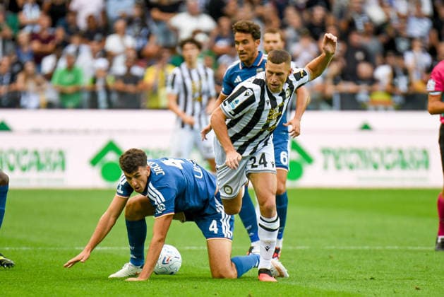 IPA87700843 - Udinese s Jakub Piotrowski in action against Como s Jacobo Ramon during the Serie A soccer match between Udinese Calcio and Como 1907 in Udine, Italy, on August 22, 2026  Copyright: xEttorexGriffoni IPAxSportx xx 87700843