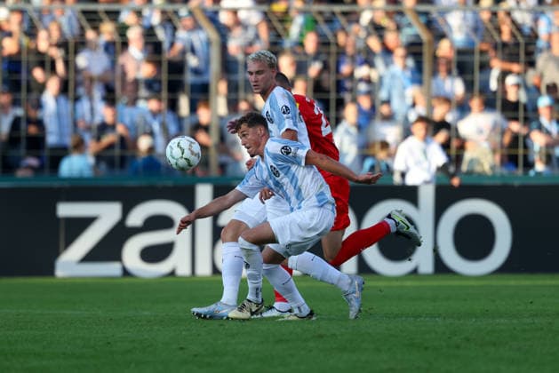 Benedikt Hoppe (TSV 1860 Muenchen, 06) mit Lasse Fassmann (TSV 1860 Muenchen, 33), GER, TSV 1860 Muenchen vs. Holstein Kiel, Fussball, DFB-Pokal, 1. Runde, Saison 2026 2027, 22.08.2026, DFL REGULATIONS PROHIBIT ANY USE OF PHOTOGRAPHS AS IMAGE SEQUENCES, GER, TSV 1860 Muenchen vs. Holstein Kiel, Fussball, DFB-Pokal, 1. Runde, Saison 2026 2027, 22.08.2026 Muenchen *** Benedikt Hoppe, TSV 1860 Munich, 06, with Lasse Fassmann, TSV 1860 Munich, 33, GER, TSV 1860 Munich vs. Holstein Kiel, Soccer, DFB Cup, 1st Round, 2026–2027 Season, August 22, 2026, DFL regulations prohibit any use of photographs as image sequences, GER, TSV 1860 Munich vs. Holstein Kiel, Soccer, DFB Cup, Round 1, 2026–2027 Season, August 22, 2026, Munich Copyright: xEibner-Pressefoto JennixMaulx EP_JML