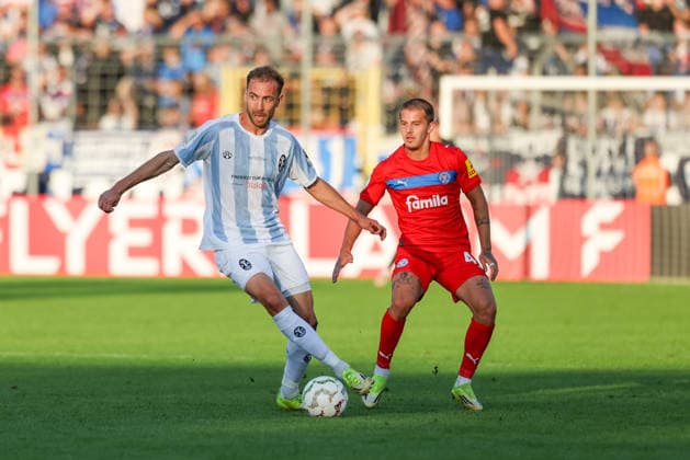 Michael Eberwein (TSV 1860 Muenchen, 13) mit John Tolkin (Holstein Kiel, 47), GER, TSV 1860 Muenchen vs. Holstein Kiel, Fussball, DFB-Pokal, 1. Runde, Saison 2026 2027, 22.08.2026, DFL REGULATIONS PROHIBIT ANY USE OF PHOTOGRAPHS AS IMAGE SEQUENCES, GER, TSV 1860 Muenchen vs. Holstein Kiel, Fussball, DFB-Pokal, 1. Runde, Saison 2026 2027, 22.08.2026 Muenchen *** Michael Eberwein, TSV 1860 Munich, No. 13, with John Tolkin, Holstein Kiel, No. 47, GER, TSV 1860 Munich vs. Holstein Kiel, Soccer, DFB Cup, 1st Round, 2026–2027 Season, August 22, 2026, DFL regulations prohibit any use of photographs as image sequences, GER, TSV 1860 Munich vs. Holstein Kiel, Soccer, DFB Cup, Round 1, 2026–2027 Season, August 22, 2026, Munich Copyright: xEibner-Pressefoto JennixMaulx EP_JML