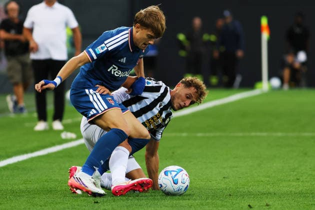 comoÕs jesus rodriguez fights for the ball with Udinese s mergim vojvoda during the Serie A soccer match between Udinese and Como at the Friuli Stadium in Udine, north east Italy - August 22, 2026. - Soccer  Copyright: xAndreaxBressanutti LaPressex