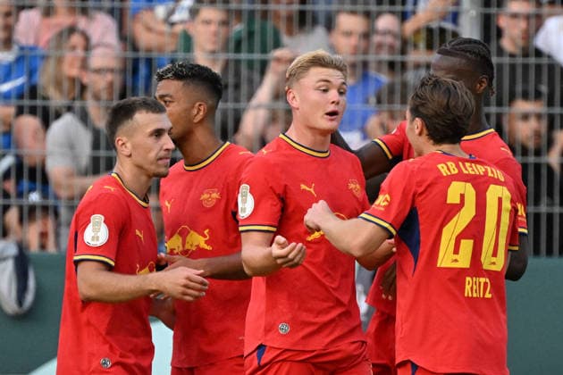 22.08.2026, xjhx, Fussball DFB Pokal 1.Runde, Eintracht Trier - RB Leipzig v.l. Torjubel nach dem Tor zum celebrating the goal celebrate 0:4 durch Conrad Harder Schandorff (RB Leipzig) Trier *** August 22, 2026, xjhx, Soccer, DFB Cup 1st Round, Eintracht Trier vs. RB Leipzig: Goal celebration after Conrad Harder Schandorff scored the 0-4 goal for RB Leipzig against Trier