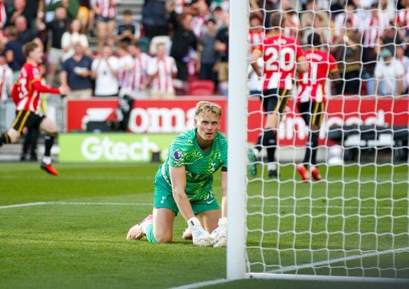 Antonin Kinsky the Tottenham Hotspur goalkeeper after the 3rd Brentford goal Brentford v Tottenham Hotspur, Premier League, Football, Gtech Community Stadium, London, UK - 22 Aug 2026London Gtech Community Stadium United Kingdom EDITORIAL USE ONLY No use with unauthorised audio, video, data, fixture lists, club league logos or live services. Online in-match use limited to 120 images, no video emulation. No use in betting, games or single club league player publications.  Copyright: xMattxImpey Shutterstockx 17112717s