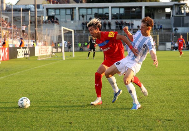 Fussball, Herren, DFB-Pokal, 1.Hauptrunde, Saison 2026 2027, TSV 1860 München - Holstein Kiel, Grünwalder Stadion Hiroki Sekine (Holstein Kiel) (li.) mit Emre Erdogan (TSV 1860 München) (re.) im Zweikampf um den Ball *** Soccer, Men s, DFB Cup, 1st Round, 2026–2027 Season, TSV 1860 Munich vs. Holstein Kiel, Grünwalder Stadium: Hiroki Sekine (Holstein Kiel, left) battles for the ball with Emre Erdogan (TSV 1860 Munich, right)
