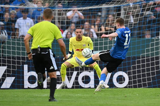 22.08.2026, xjhx, Fussball DFB Pokal 1.Runde, Eintracht Trier - RB Leipzig v.l. Maarten Vandevoordt (RB Leipzig) Tim Sausen (SV Eintracht Trier 05) Trier *** August 22, 2026, xjhx, Soccer, DFB Cup, First Round, Eintracht Trier vs. RB Leipzig, Maarten Vandevoordt (RB Leipzig), Tim Sausen (SV Eintracht Trier 05 Trier)