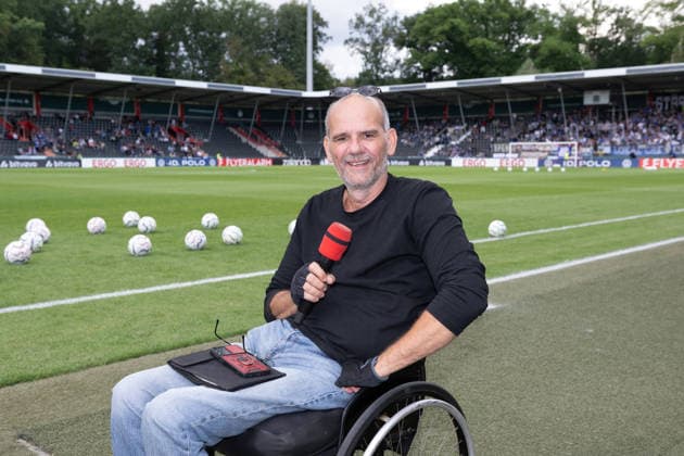 Tai Volkmer, (SG Sonnenhof Grossaspach, Stadionsprecher) SG Sonnenhof Grossaspach vs. Arminia Bielefeld, Fussball, GER, DFB Pokal, 1. Runde, Saison 2026 2027, 22.08.2026, Eibner-Pressefoto Andreas Ulmer SG Sonnenhof Grossaspach vs. Arminia Bielefeld, Fussball, GER, DFB Pokal, 1. Runde, Saison 2026 2027, 22.08.2026, Aspach *** Tai Volkmer, SG Sonnenhof Grossaspach, stadium announcer for SG Sonnenhof Grossaspach vs. Arminia Bielefeld, soccer, GER, DFB Cup, 1st round, 2026–2027 season, August 22, 2026, Eibner Press Photo by Andreas Ulmer, SG Sonnenhof Grossaspach vs. Arminia Bielefeld, soccer, GER, DFB Cup, 1st round, 2026–2027 season, August 22, 2026, Aspach Copyright: xEibner-Pressefoto AndreasxUlmerx EP_AUR