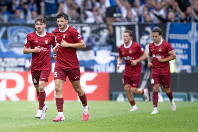 Jan Elias Rahn (SG Sonnenhof Grossaspach, 08) erzielt das Tor zur 1:0 Foerhrung, , Freude beim Schuetzen, links, SG Sonnenhof Grossaspach vs. Arminia Bielefeld, Fussball, GER, DFB Pokal, 1. Runde, Saison 2026 2027, 22.08.2026, Eibner-Pressefoto Andreas Ulmer SG Sonnenhof Grossaspach vs. Arminia Bielefeld, Fussball, GER, DFB Pokal, 1. Runde, Saison 2026 2027, 22.08.2026, Aspach *** Jan Elias Rahn of SG Sonnenhof Grossaspach, 08, scores the goal to give his team a 1-0 lead; the scorer celebrates (left); SG Sonnenhof Grossaspach vs. Arminia Bielefeld, soccer, GER, DFB Cup, 1st Round, 2026–2027 Season, August 22, 2026, Eibner Press Photo: Andreas Ulmer, SG Sonnenhof Grossaspach vs. Arminia Bielefeld, soccer, GER, DFB Cup, 1st round, 2026–2027 season, August 22, 2026, Aspach Copyright: xEibner-Pressefoto AndreasxUlmerx EP_AUR