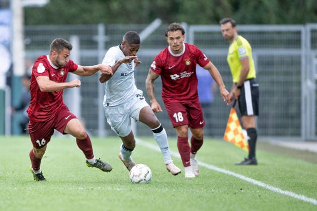 Marius Kunde (SG Sonnenhof Grossaspach, 16), likns, gegen Isiah Ahmad Young, (DSC Arminia Bielefeld, 30), SG Sonnenhof Grossaspach vs. Arminia Bielefeld, Fussball, GER, DFB Pokal, 1. Runde, Saison 2026 2027, 22.08.2026, Eibner-Pressefoto Andreas Ulmer SG Sonnenhof Grossaspach vs. Arminia Bielefeld, Fussball, GER, DFB Pokal, 1. Runde, Saison 2026 2027, 22.08.2026, Aspach *** Marius Kunde, SG Sonnenhof Grossaspach, 16, links, vs. Isiah Ahmad Young, DSC Arminia Bielefeld, 30, SG Sonnenhof Grossaspach vs. Arminia Bielefeld, Soccer, GER, DFB Cup, 1st Round, 2026–2027 Season, August 22, 2026, Eibner Press Photo: Andreas Ulmer, SG Sonnenhof Grossaspach vs. Arminia Bielefeld, Soccer, GER, DFB Cup, 1st Round, 2026–2027 Season, August 22, 2026, Aspach Copyright: xEibner-Pressefoto AndreasxUlmerx EP_AUR