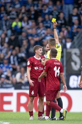 -Gelb gegemn Marvin Mehlem, (DSC Arminia Bielefeld, 06), von Felix Bickel, Schiedsrichter, SG Sonnenhof Grossaspach vs. Arminia Bielefeld, Fussball, GER, DFB Pokal, 1. Runde, Saison 2026 2027, 22.08.2026, Eibner-Pressefoto Andreas Ulmer SG Sonnenhof Grossaspach vs. Arminia Bielefeld, Fussball, GER, DFB Pokal, 1. Runde, Saison 2026 2027, 22.08.2026, Aspach *** Yellow card against Marvin Mehlem, DSC Arminia Bielefeld, 06, by Felix Bickel, referee, SG Sonnenhof Grossaspach vs. Arminia Bielefeld, soccer, GER, DFB Cup, 1st round, 2026–2027 season, August 22, 2026, Eibner Press Photo: Andreas Ulmer, SG Sonnenhof Grossaspach vs. Arminia Bielefeld, Soccer, GER, DFB Cup, 1st Round, 2026–2027 Season, August 22, 2026, Aspach Copyright: xEibner-Pressefoto AndreasxUlmerx EP_AUR