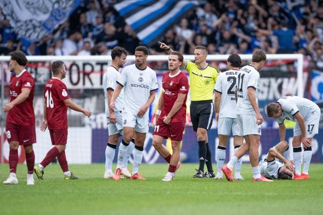Gelb gegemn Marvin Mehlem, (DSC Arminia Bielefeld, 06), von Felix Bickel, Schiedsrichter, der sich durchzusetzen weiss, SG Sonnenhof Grossaspach vs. Arminia Bielefeld, Fussball, GER, DFB Pokal, 1. Runde, Saison 2026 2027, 22.08.2026, Eibner-Pressefoto Andreas Ulmer SG Sonnenhof Grossaspach vs. Arminia Bielefeld, Fussball, GER, DFB Pokal, 1. Runde, Saison 2026 2027, 22.08.2026, Aspach *** Yellow card against Marvin Mehlem, DSC Arminia Bielefeld, 06, by Felix Bickel, a referee who knows how to assert himself, SG Sonnenhof Grossaspach vs. Arminia Bielefeld, soccer, GER, DFB Cup, 1st round, 2026–2027 season, August 22, 2026, Eibner Press Photo by Andreas Ulmer, SG Sonnenhof Grossaspach vs. Arminia Bielefeld, soccer, GER, DFB Cup, 1st round, 2026–2027 season, August 22, 2026, Aspach Copyright: xEibner-Pressefoto AndreasxUlmerx EP_AUR
