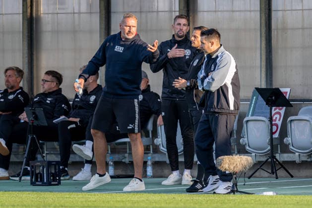 Tim Walter (Chef-Trainer, Holstein Kiel) in Diskussion mit Alper Kayabunar (Chef-Trainer, TSV 1860 Muenchen), dazwischen Manuel Bergmann (4. offizieller Schiedsrichter) GER, TSV 1860 Muenchen vs. Holstein Kiel, Fussball, DFB-Pokal, 1. Runde, Saison 2026 2027, 22.08.2026. (DFL DFB REGULATIONS PROHIBIT ANY USE OF PHOTOGRAPHS as IMAGE SEQUENCES and or QUASI-VIDEO). Foto: HMB Media Heike Feiner *** Tim Walter, head coach of Holstein Kiel, in conversation with Alper Kayabunar, head coach of TSV 1860 Munich; between them is Manuel Bergmann, a German official referee, TSV 1860 Munich vs. Holstein Kiel, soccer, DFB Cup, 1st round, 2026–2027 season, August 22, 2026 DFL and DFB regulations prohibit any use of photographs as image sequences and or quasi-video. Photo: HMB Media, Heike Feiner Copyright: HMBxMedia HeikexFeiner