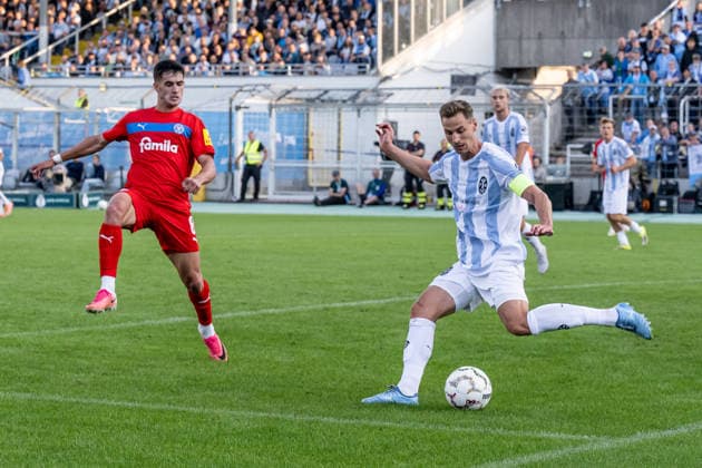 Dennis Dressel (, TSV 1860 Muenchen, 14) klaert im eigenen Strafraum vor Guillermo Balzi (Holstein Kiel, 08) GER, TSV 1860 Muenchen vs. Holstein Kiel, Fussball, DFB-Pokal, 1. Runde, Saison 2026 2027, 22.08.2026. (DFL DFB REGULATIONS PROHIBIT ANY USE OF PHOTOGRAPHS as IMAGE SEQUENCES and or QUASI-VIDEO). Foto: HMB Media Heike Feiner *** Dennis Dressel, TSV 1860 Munich, 14, clears the ball in his own penalty area ahead of Guillermo Balzi of Holstein Kiel, 08 GER, TSV 1860 Munich vs. Holstein Kiel, Soccer, DFB Cup, 1st Round, 2026–2027 Season, August 22, 2026 DFL and DFB regulations prohibit any use of photographs as image sequences and or quasi-video. Photo: HMB Media, Heike Feiner Copyright: HMBxMedia HeikexFeiner