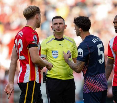 Referee Michael Oliver speaks to Brentford captain Nathan Collins and Marcos Senesi of Tottenham Hotspur Brentford v Tottenham Hotspur, Premier League, Football, Gtech Community Stadium, London, UK - 22 Aug 2026London Gtech Community Stadium United Kingdom EDITORIAL USE ONLY No use with unauthorised audio, video, data, fixture lists, club league logos or live services. Online in-match use limited to 120 images, no video emulation. No use in betting, games or single club league player publications.  Copyright: xMattxImpey Shutterstockx 17112717u