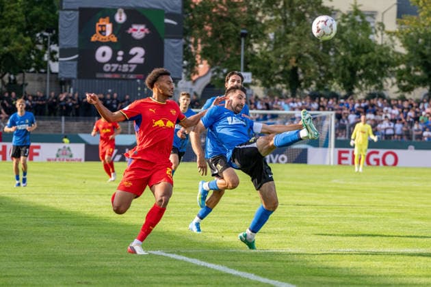 Tidiam Gomis (RB Leipzig) im Zweikampf mit Christopher Spang (Eintracht Trier) Eintracht Trier vs RB Leipzig, Fussball, DFB-Pokal, 22.08.2026 Eintracht Trier vs RB Leipzig, Fussball, DFB-Pokal, 22.08.2026 Trier *** Tidiam Gomis (RB Leipzig) in a duel with Christopher Spang (Eintracht Trier) Eintracht Trier vs. RB Leipzig, Soccer, DFB Cup, August 22, 2026 Eintracht Trier vs. RB Leipzig, Soccer, DFB Cup, August 22, 2026, Trier Copyright: xEibner-Pressefotox EP_EER